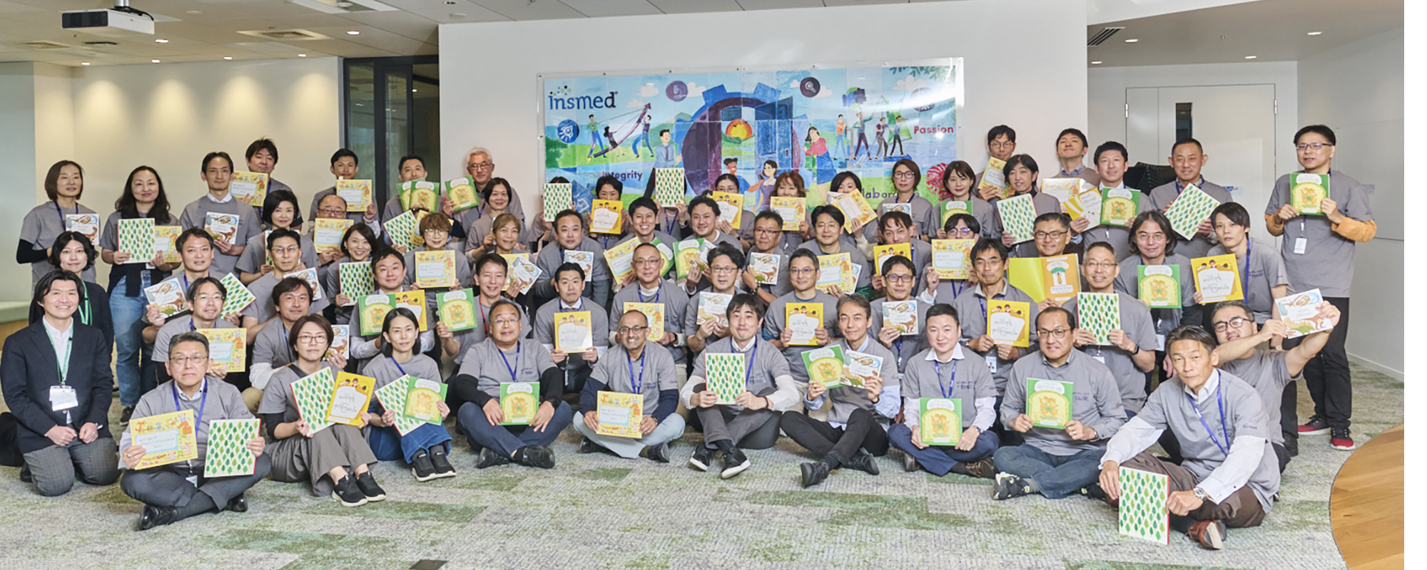 「絵本を届ける運動」届ける絵本をそれぞれ手にもって、参加者全員で集合写真